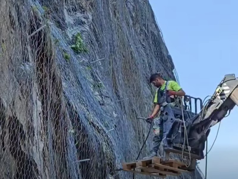 Imagini cu montarea plaselor de siguranță pe Valea Oltului. Traficul se desfășoară fără restricții de circulație