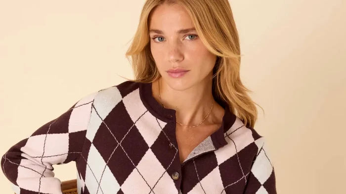 Puloverele retro cu model în formă de romb sunt cea mai mare tendință a iernii 2025.