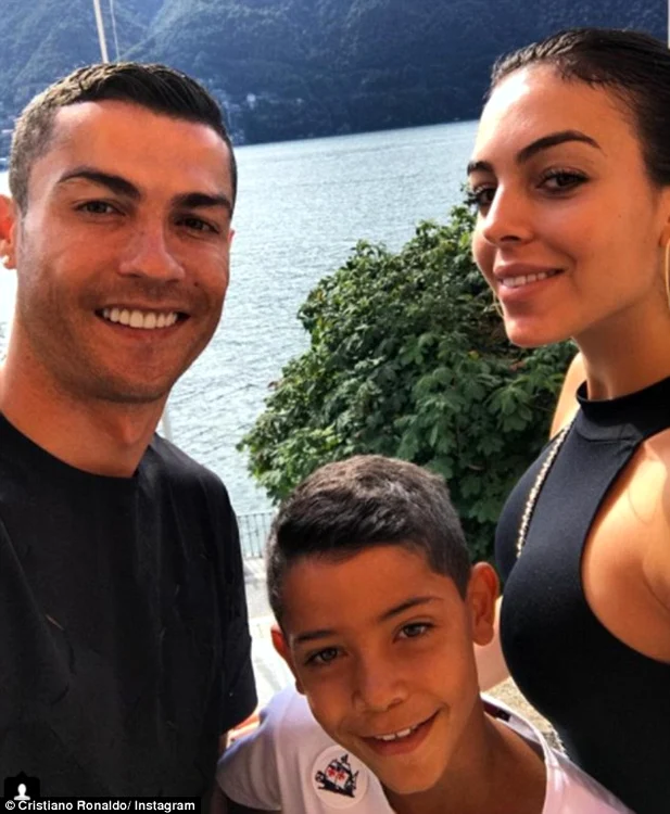 
    Ronaldo şi membrii familiei sale, purtând echipamentul celor de la Juventus Foto:Instagram Cristiano Ronaldo   