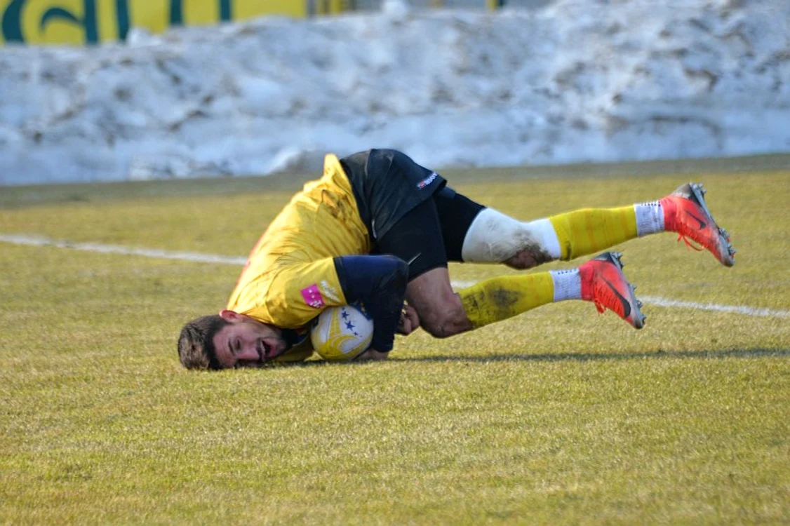 
    Daniel Plai se resimte după ce a înscris un eseu din ”plonjon rândunică”Foto: Sport Pictures  