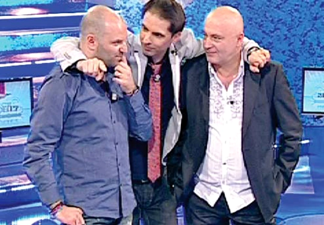 Dan Capatos (stânga)  şi Mircea N. Stoian  (dreapta) s-au luptat  în cultură generală cu  blondele lui Dan Negru
