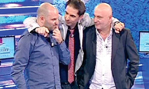 Dan Capatos (stânga)  şi Mircea N  Stoian  (dreapta) s au luptat  în cultură generală cu  blondele lui Dan Negru jpeg