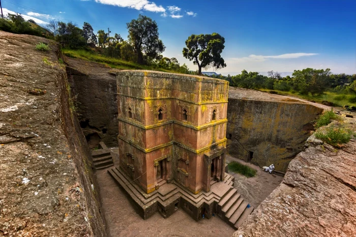 Biserica monolitică în formă de cruce Sfântul Gheorghe din Lalibela Etiopia FOTO Shutterstock