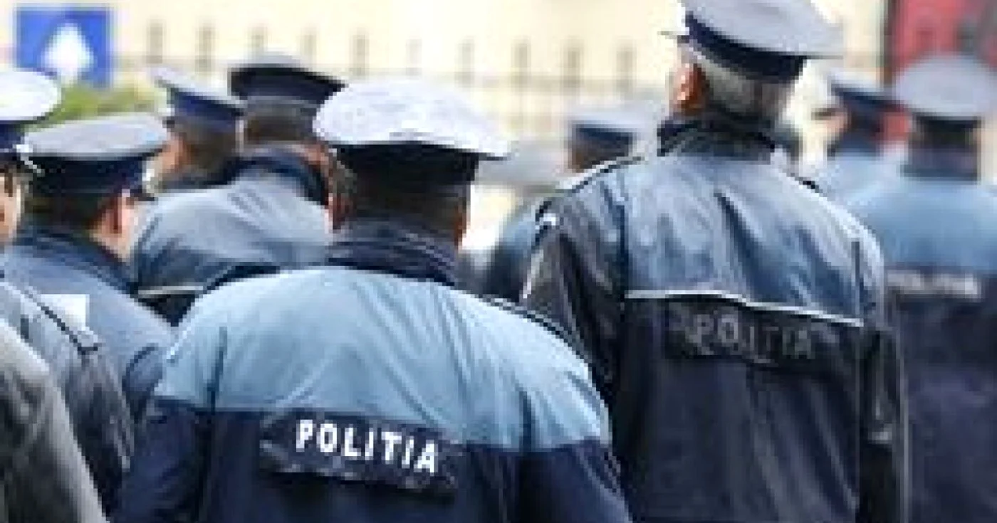 Cei doi poliţişti au fost concediaţi.