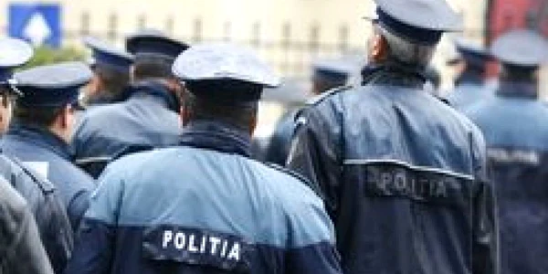 Cei doi poliţişti au fost concediaţi.