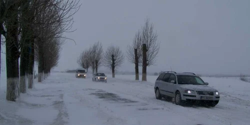 Mai multe drumuri din judeţ nu au fost deszăpezite
