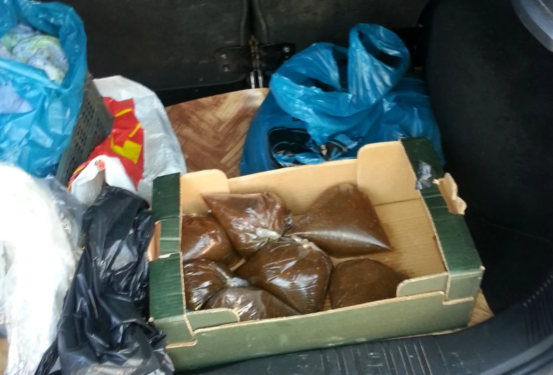 Icrele au fost confiscate, iar femeia s-a ales cu dosar penal. Foto: IPJ Galaţi