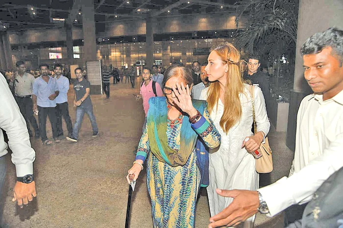 Iulia și „soacra” s-au ferit de fotoreporteri