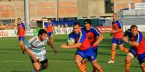 Daniel Carpo (cu mingea) declanșează un atac în meciul cu echipa secundă a Argentinei, la IRB Nations Cup * Foto: Marian Burlacu