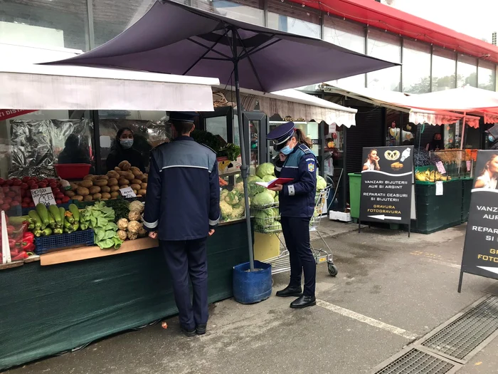 Și vânzătorii din Piața Rahova, care nu respectau măsurile, au fost sancționați contravențional