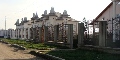 Palatele ţiganilor din colonia Nuci unde locuieşte şi Toma Miuţescu, unul dintre cei mai bogaţi din ţară