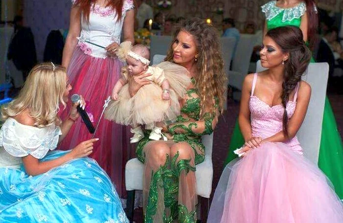 Roxana a fost foarte fericită la botezul fetiţei 