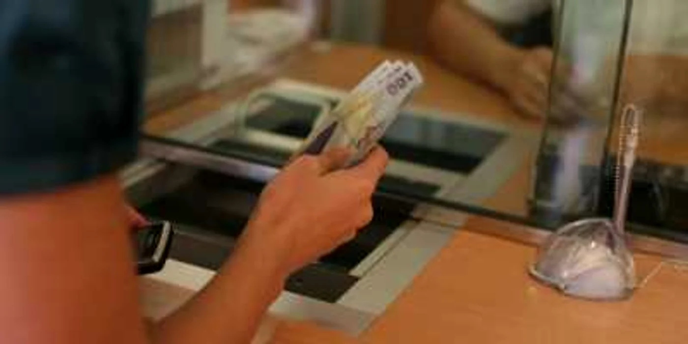 Bărbații ar fi reușit să scoată credite bancare cu acte false