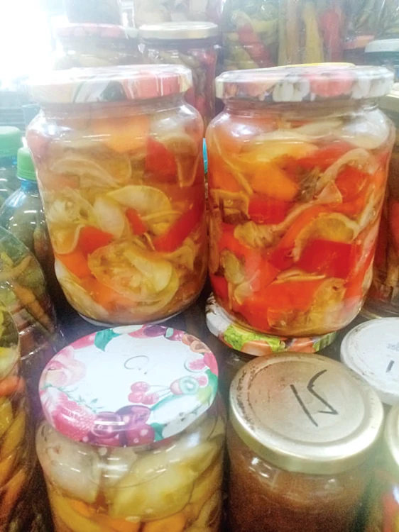 
    Legumicultorul vinde şi conserve  de toamnă: ardei iuţi în oţet, suc de  roşii şi zarzavat pentru ciorbă   