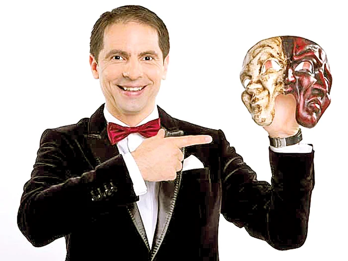 Lui Negru îi place să se joace cu măștile