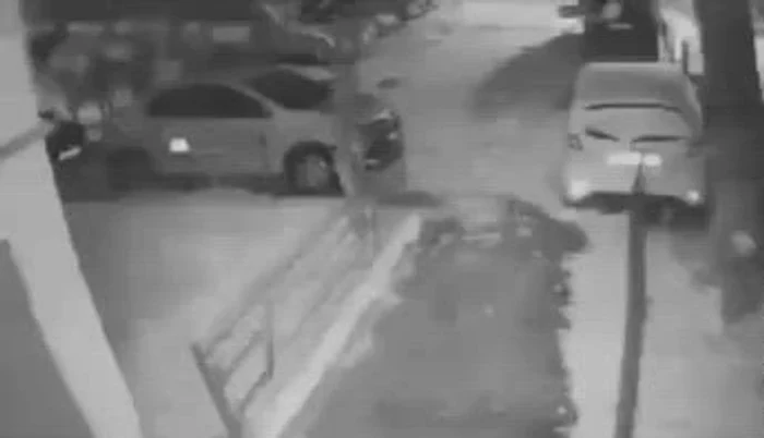 Trei tineri din București, reținuți după ce au tâlhărit un livrator nigerian FOTO: Captură video