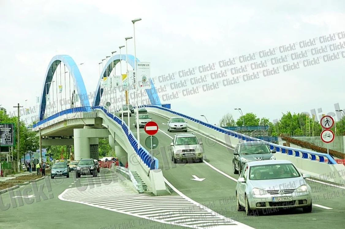 Ora 11.30, deschiderea  construcţiei Puţini şoferi au circulat ieri pe pod. Agitaţia a fost  sub pod şi pe sensul Calea  Vitan - Piaţa Sudului (Fotografii: Sever Gheorghe)