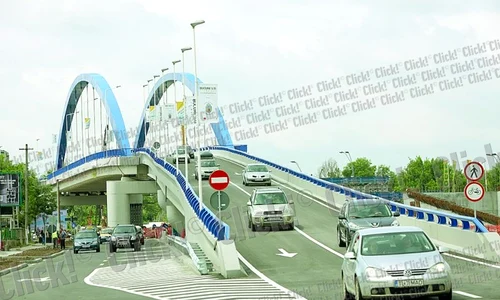 Ora 11 30, deschiderea  construcţiei Puţini şoferi au circulat ieri pe pod  Agitaţia a fost  sub pod şi pe sensul Calea  Vitan   Piaţa Sudului (Fotografii: Sever Gheorghe) jpeg
