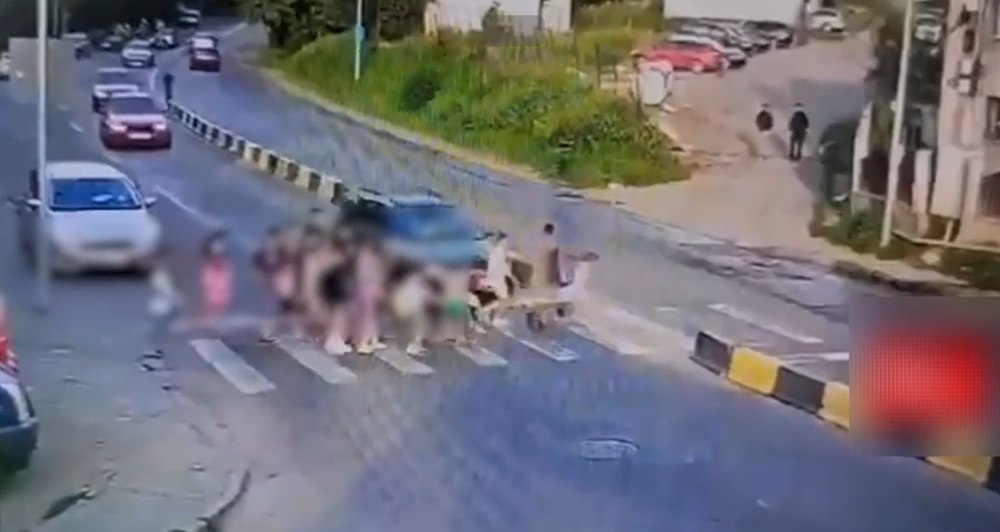 Doi copii, spulberați de un șofer neatent pe trecerea de pietoni. Momentul a fost filmat