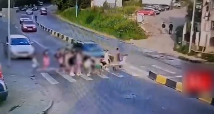 Accident pe trecerea de pietoni FOTO Captură video