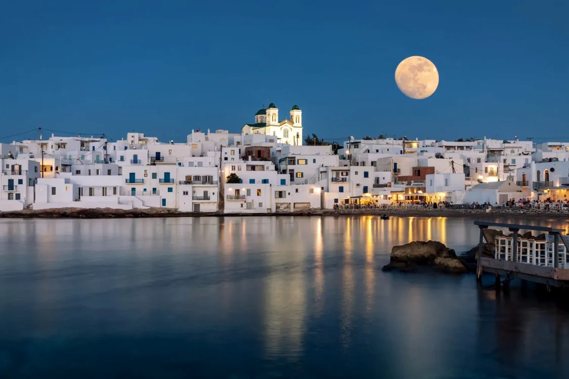 Vedere panoramică a unei zne turistice din Grecia, la malul mării