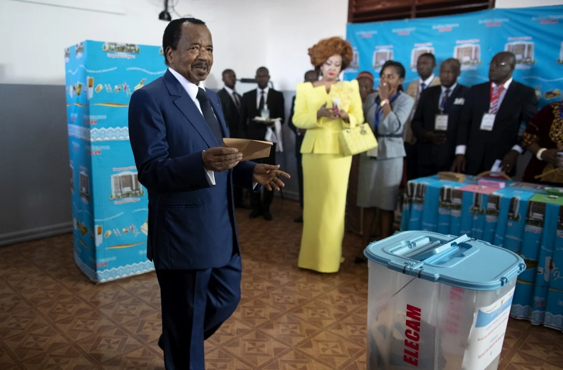 Paul Biya votand alaturi de sotia sa Chantal FOTO EPA-EFE