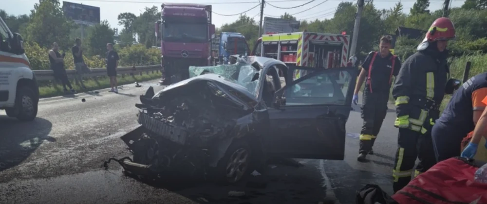 Tragedie lângă Baia Mare: Un bărbat și fiul său de 14 ani au murit după ce mașina lor s-a izbit de un TIR