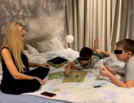 Imagini rare din casa în care locuiește Laura Vicol