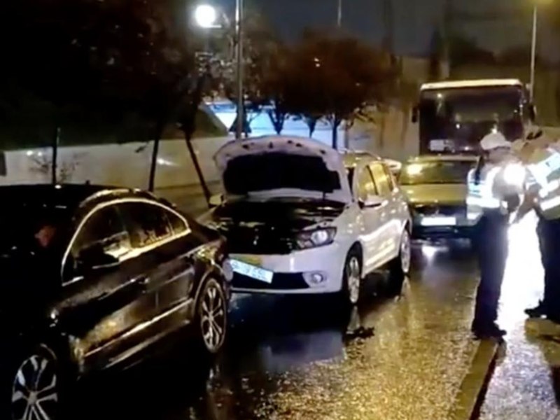 Un șofer de ride-sharing a provocat un accident în lanț. Era preocupat să își hărțuiască sexual clienta: „Îmi pune mâna pe picior, nu e atent, conduce foarte tare”