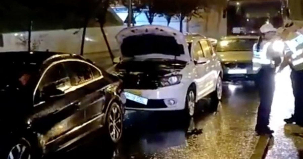 Șofer de ride-sharing implicat într-un accident în lanț, în timp ce hărțuia clienta. Șofer de ride-sharing implicat într-un accident în lanț, în timp ce hărțuia clienta.