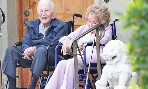 Kirk Douglas,  la împlinirea  vârstei de 102 ani,  şi soţia sa, Anne jpeg