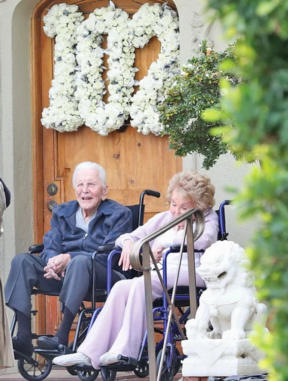 Kirk Douglas,  la împlinirea  vârstei de 102 ani,  şi soţia sa, Anne