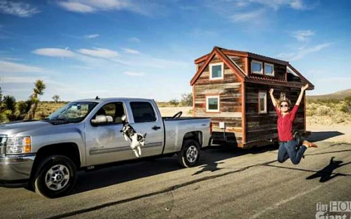 Căsuţa din lemn construită pe o rulotă este trasă de o maşină Ford F-250. FOTO Daily Mail