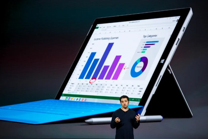 Vice preşedintele Mlcrosoft Panos Panay prezintă noua tablet Microsoft Surface Pro 4 la un eveniment în New York FOTO Guliver/GettyImages