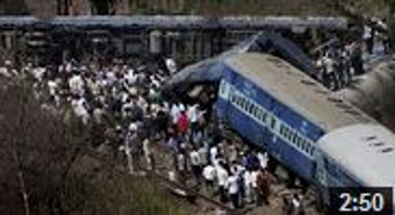 
    Un tren a deraiat ieri în districtul Raigad FOTO Captură Youtube  