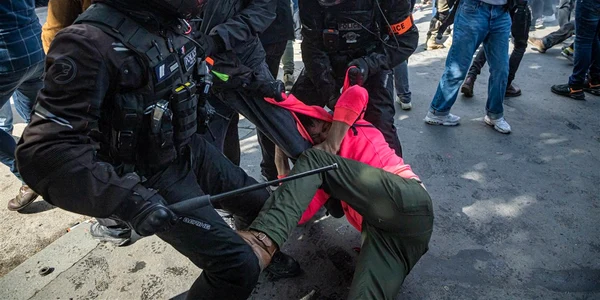 Forțele de ordine rețin un protestatar violent în timpul marșului de 1 mai de la Paris Foto EPA EFE jpg