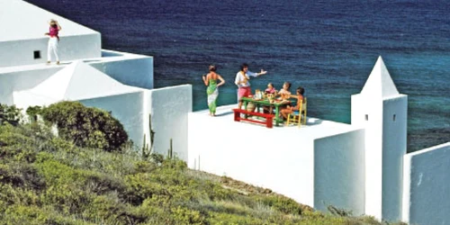 O familie şi-a construit în Insulele Caraibe o casă vopsită integral în alb