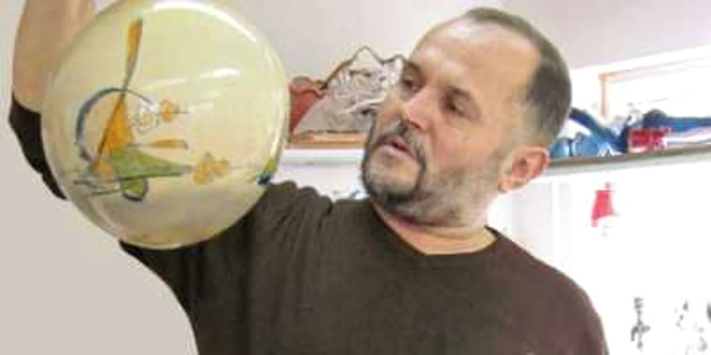 Artistul Ion Tămâian spune că anul  acesta sunt la modă  globurile-gigant  