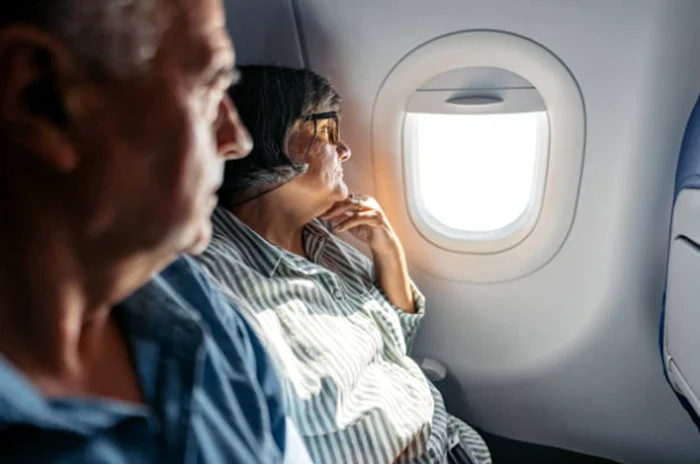 Un studiu recent arată că pasagerii vârstnici ar trebui separați în avion. Foto: IStock