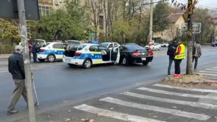 Mașina de Poliție a acroșat un alt autovehicul FOTO captură video digi24.ro
