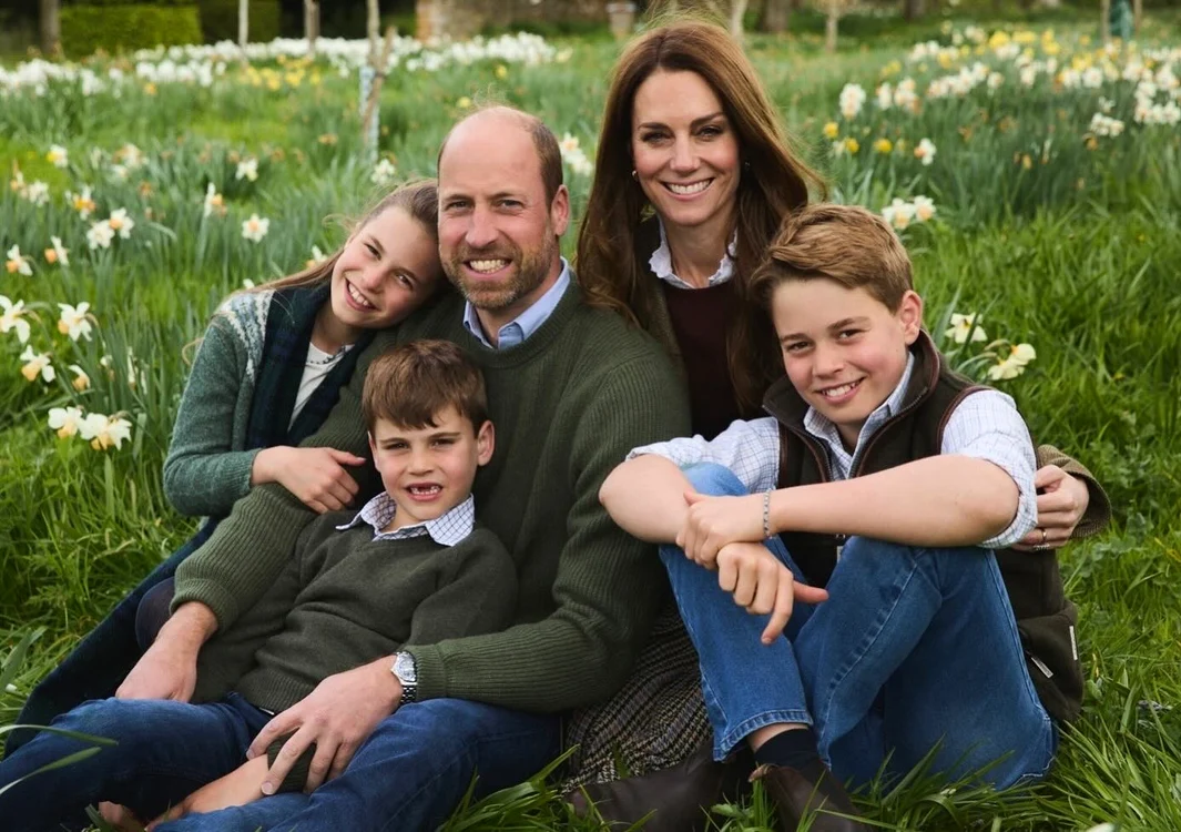 Felicitarea de Crăciun 2025 cu Prințesa Charlotte, Prințul Louis, Prințul William, Prințesa Kate și Prințul George Casa Regală britanică jpg