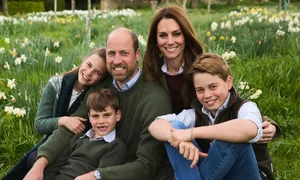 Felicitarea de Crăciun 2025 cu Prințesa Charlotte, Prințul Louis, Prințul William, Prințesa Kate și Prințul George Casa Regală britanică jpg