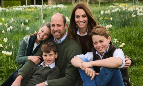 Felicitarea de Crăciun 2025 cu Prințesa Charlotte, Prințul Louis, Prințul William, Prințesa Kate și Prințul George Casa Regală britanică jpg