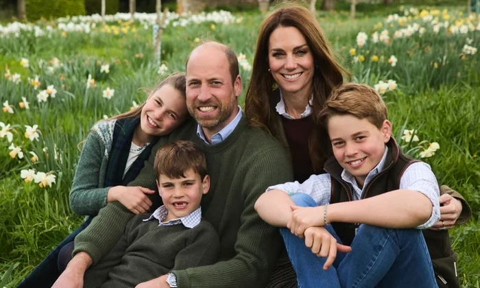 Felicitarea de Crăciun 2025 cu Prințesa Charlotte, Prințul Louis, Prințul William, Prințesa Kate și Prințul George   Casa Regală britanică jpg