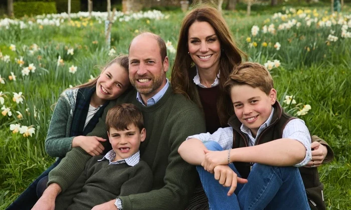 Felicitarea de Crăciun 2025 cu Prințesa Charlotte, Prințul Louis, Prințul William, Prințesa Kate și Prințul George   Casa Regală britanică jpg