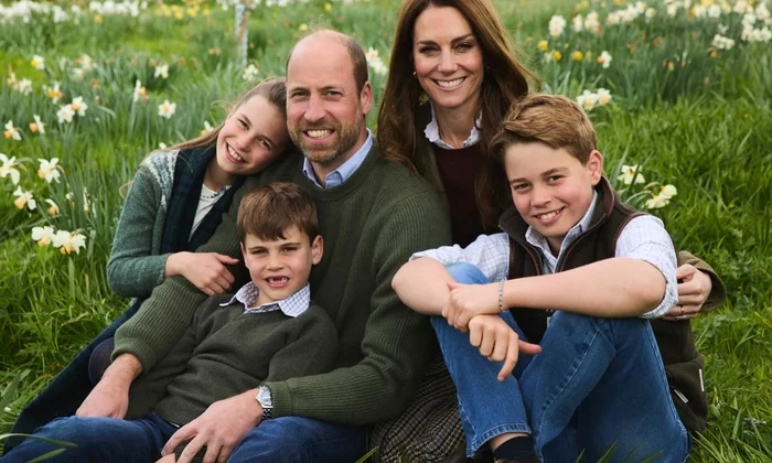 Felicitarea de Crăciun 2025 cu Prințesa Charlotte, Prințul Louis, Prințul William, Prințesa Kate și Prințul George   Casa Regală britanică jpg