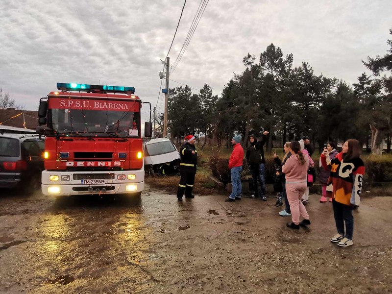 Moș Crăciun a venit cu mașina de pompieri într-o comună din Timiș. 400 de copii au primit cadouri VIDEO FOTO 