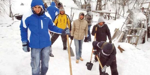 Suporterii echipelor Steaua, Dinamo şi Rapid şi-au unit  forţele ca să-i ajute pe săteni 