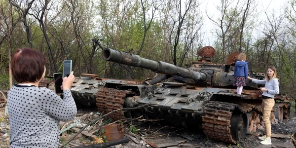 Tanc rusesc distrus Kiev turism muzeu cimitir FOTO Profimedia
