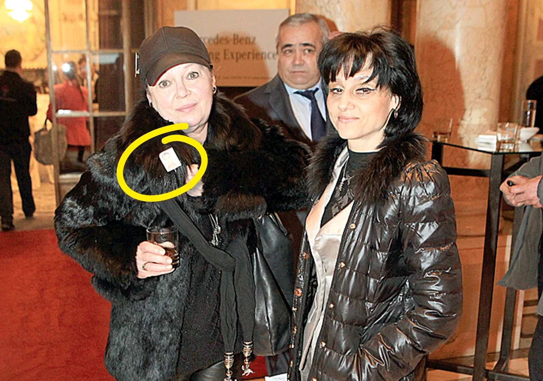 11 februarie 2015. Şi la evenimente mondene vine tot cu fotografia în piept